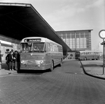 837390 Afbeelding van een autobus op lijn E (naar het Haarlemmermeer-station) bij de bushalte aan het Julianaplein bij ...